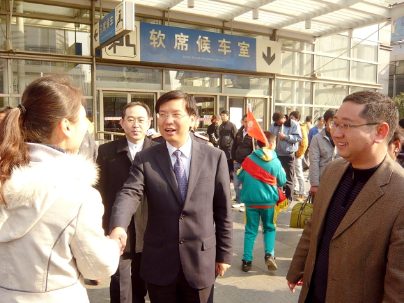 kaiyun电竞网站官网官团委书记宋来陪同共青团上海市委副书记陈凯慰问kaiyun电竞网站官网官志愿者